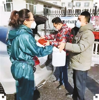 　圖為于洪（左一）正在接收吉林省通化市新階聯(lián)捐贈給通化市東昌區(qū)民主街江南社區(qū)的防疫物資。（于洪 供圖）