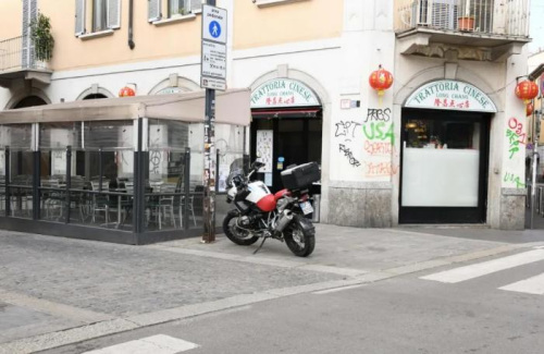 米蘭華人街最有名的隆昌點心店門口羅雀。(《歐洲時報》夏曉彤攝)