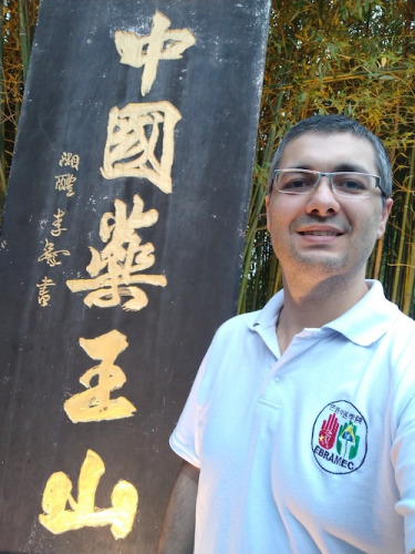 巴西中醫(yī)學(xué)院(Faculdade EBRAMEC)是巴西第一所由巴西人所創(chuàng)立的民辦中醫(yī)高校，院長(zhǎng)Reginaldo Filho(中文名：海金斯)
