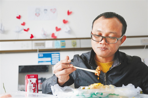 2月29日，在荊州市胸科醫(yī)院，海南醫(yī)療隊隊員、儋州市人民醫(yī)院心血管內(nèi)科醫(yī)生唐慶業(yè)開心地吃到了文昌雞。本報特派記者 袁琛 攝