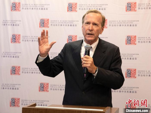 近日，喬治·布什美中關(guān)系基金會(huì)在舊金山灣區(qū)雷德伍德城發(fā)布了一份應(yīng)對(duì)新型冠狀病毒疫情的倡議，承諾將竭盡全力抗擊新型冠狀病毒的傳播。圖為喬治·布什美中關(guān)系基金會(huì)主席、美國(guó)前總統(tǒng)老布什之子尼爾·布什在活動(dòng)現(xiàn)場(chǎng)致辭。<a target='_blank' >中新社</a>記者 劉關(guān)關(guān) 攝