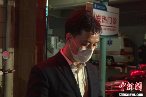 唐雙平(圖中)的兒子唐凡事發(fā)時(shí)在酒店值班，尚無消息?！O虹 攝