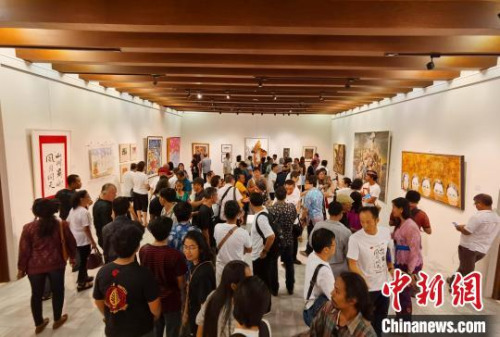 圖為畫展現(xiàn)場?！≈袊v登巴薩總領(lǐng)館 供圖