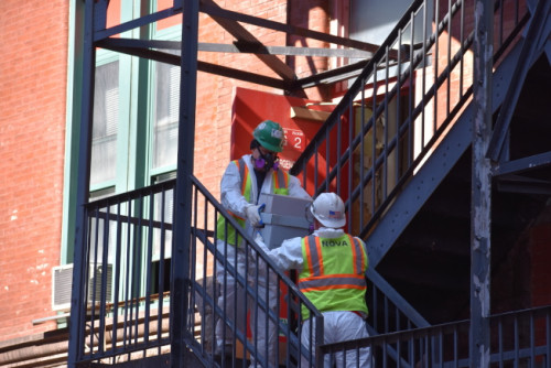 MOCA希望能在當天，將2000箱館藏文物搬離現(xiàn)場。(記者顏嘉瑩／攝影)