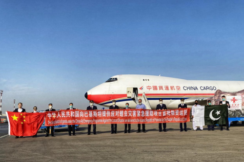 中國(guó)駐卡拉奇總領(lǐng)事李碧建與機(jī)組及巴方官員合影。(來源：中國(guó)駐卡拉奇總領(lǐng)事館網(wǎng)站)