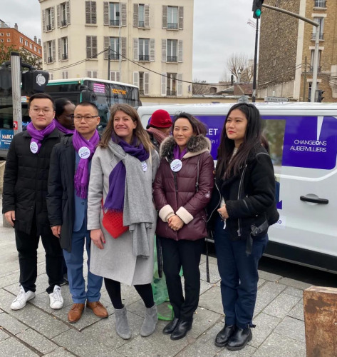 芙蘭克萊(中)與競選團隊中的四位華人。左至右：Hugo Bertin、何林濤、田玲、Stephanie。(《歐洲時報》/孔帆 攝)