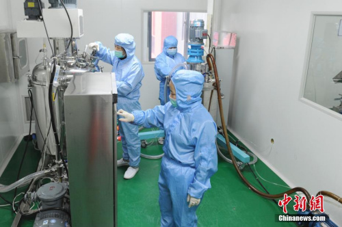 3月12日，生產(chǎn)人員在免洗手消毒凝膠制作加工中。安徽(合肥)僑夢苑內(nèi)的僑屬企業(yè)天一生物技術研究所有限責任公司，于1月28日復工。<a target='_blank' >中新社</a>記者 張婭子 攝