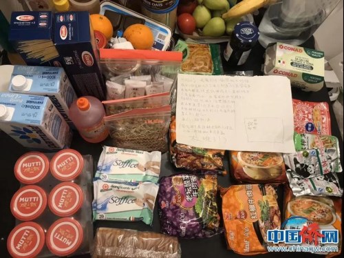 孫雯和室友們收到隔壁華僑鄰居送來的食物和日用品。（受訪者供圖）