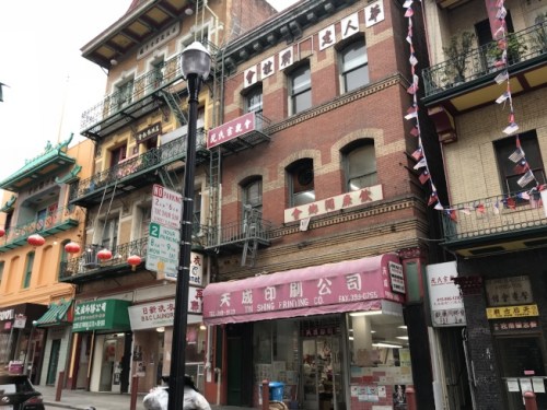 舊金山華埠一半的樓業(yè)是由公所僑團擁有，樓下商店租給商家。