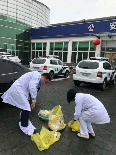 楊非衡（左）在工作中。（受訪者供圖）