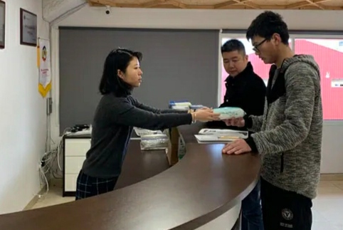 西班牙巴塞羅那華助中心為僑胞分發(fā)口罩。（受訪者供圖）