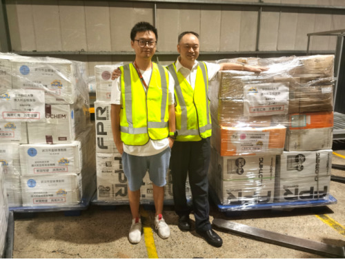 鄺遠(yuǎn)平與兒子鄺幸。