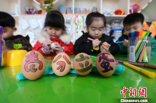 資料圖：圖為小朋友正在手繪彩蛋。孟德龍 攝 