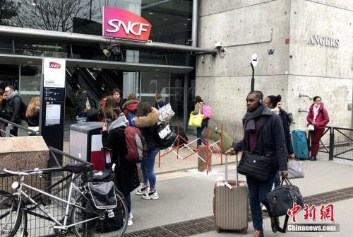 資料圖：當?shù)貢r間3月17日，法國巴黎蒙帕納斯車站，民眾準備乘車離開。<a target='_blank' >中新社</a>記者 李洋 攝