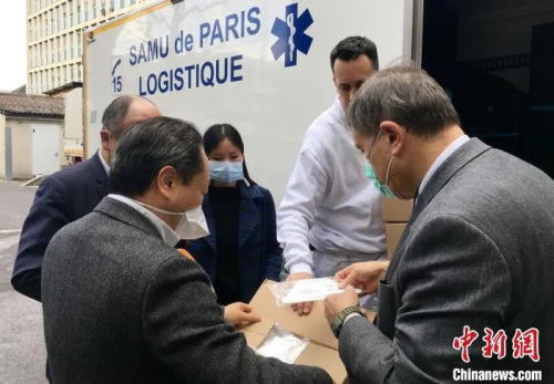 資料圖：中國工商銀行巴黎分行向巴黎專門收治新冠肺炎患者的急救中心SAMU和皮提耶-薩勒佩醫(yī)院兩家醫(yī)療機構無償捐贈4萬枚N95醫(yī)用口罩。圖片來源：中國新聞網(wǎng)