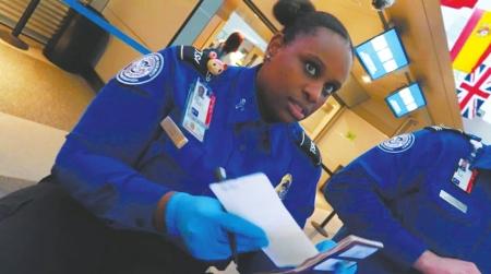 　在紐約機(jī)場辦理登機(jī)手續(xù)。