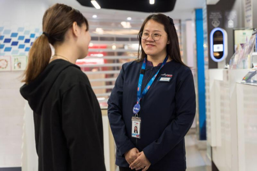 陳藝金(右)辛勤工作之際，心里總是惦記著遠(yuǎn)在馬來西亞的七個月大寶寶。(特約張榮攝)