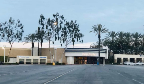 家附近的電影院的停車場(chǎng)空無(wú)一車。(圖片來(lái)源：作者提供)