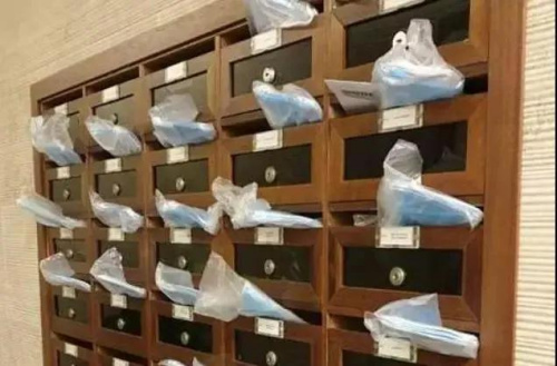 華人送給鄰居的口罩。(《新歐洲僑報(bào)》)