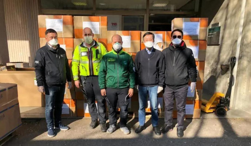 李秀桐、朱金亮、周建煌向米蘭當(dāng)?shù)蒯t(yī)院捐贈(zèng)物資。(受訪者供圖)