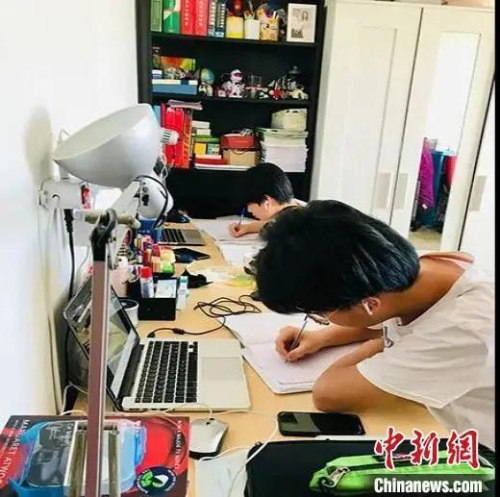 小華僑們居家學(xué)習(xí)。文成宣傳部供圖