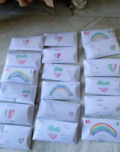  每個(gè)信封內(nèi)都承載著一份愛(ài)。(《歐洲時(shí)報(bào)》意大利版微信公眾號(hào)“意燴”圖)