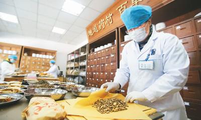 江蘇省南通市南通漢藥中醫(yī)醫(yī)院醫(yī)務人員配制預防新冠肺炎的中藥茶飲劑。徐培欽攝(人民視覺)