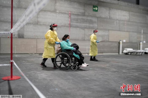 西班牙患者進入馬德里會展中心方艙醫(yī)院。