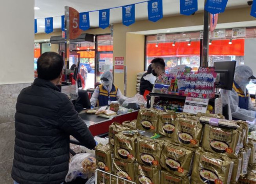 法拉盛超市的員工已穿上防護(hù)服、戴上防護(hù)眼鏡與口罩，保護(hù)自身與顧客的健康。(美國《世界日報(bào)》/牟蘭 攝)