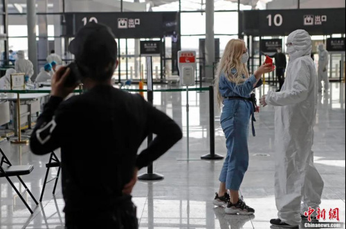 資料圖：意大利米蘭市中心空無一人的維托里奧·埃馬努埃萊二世購物中心。