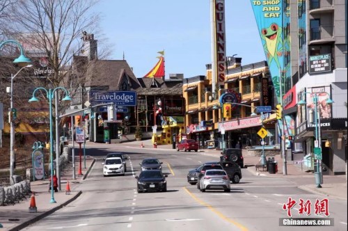 資料圖：加拿大、美國交界處的著名景點尼亞加拉大瀑布群加拿大一側(cè)，一條游樂街區(qū)游客寥寥。<a target='_blank' >中新社</a>記者余瑞冬 攝