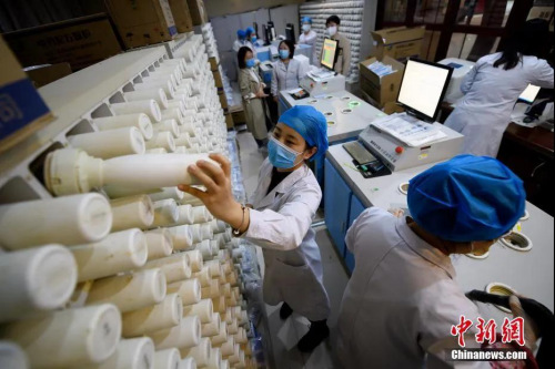 資料圖：山西醫(yī)院趕制中醫(yī)藥劑馳援海外僑胞戰(zhàn)“疫”。<a target='_blank' >中新社</a>記者 韋亮 攝