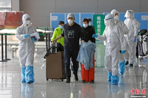 　資料圖：上海市各區(qū)駐虹橋機(jī)場(chǎng)工作人員在T2航站樓為入境人員進(jìn)行信息核查。 殷立勤 攝