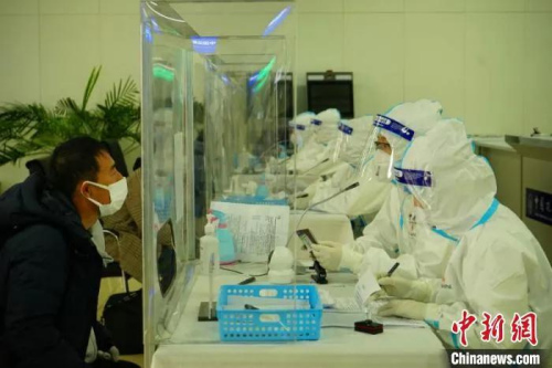 資料圖： 海關(guān)關(guān)員在口岸對旅客進(jìn)行流行病學(xué)調(diào)查?！◎q壯 攝