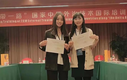 葉涵荃（左一）在浙江參加社會(huì)活動(dòng)（圖片來(lái)源：溫州市委統(tǒng)戰(zhàn)微信公眾號(hào)）