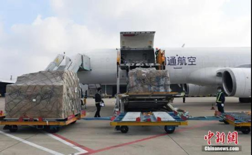 資料圖：2月5日，工作人員將華僑華企捐贈(zèng)的物資從飛機(jī)上卸下。<a target='_blank' >中新社</a>記者 李晨韻 攝