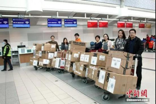 當(dāng)?shù)貢r(shí)間2月15日，復(fù)旦大學(xué)多倫多校友會(huì)及多倫多當(dāng)?shù)厝A僑華人捐贈(zèng)的一批防護(hù)服、護(hù)目鏡等醫(yī)用防護(hù)物資在多倫多國(guó)際機(jī)場(chǎng)辦妥上機(jī)手續(xù)，將發(fā)往武漢、上海等地。 <a target='_blank' >中新社</a>記者 余瑞冬 攝