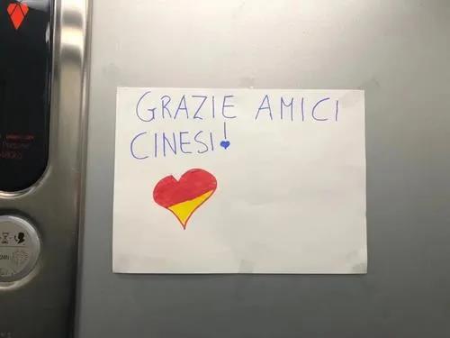 鄰居在小區(qū)電梯內(nèi)張貼“感謝信”。（《歐洲時(shí)報(bào)》意大利版微信公眾號(hào)“意燴”圖）