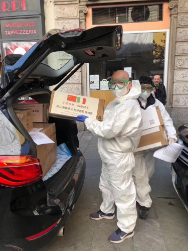 華人商會(huì)送物資。(作者供圖)