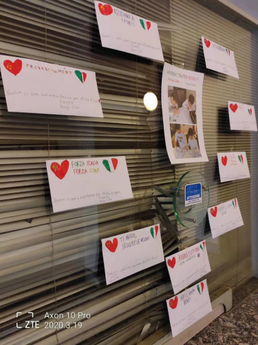 華人孩子把口罩放進(jìn)信封，同小區(qū)住戶可以自取。(作者供圖)