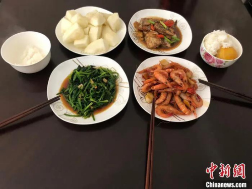 資料圖：圖為民眾使用“家庭公筷”就餐?！×植?攝