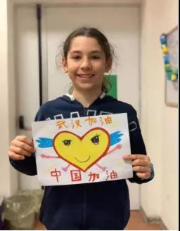 孩子們繪畫為中國加油。(作者供圖)