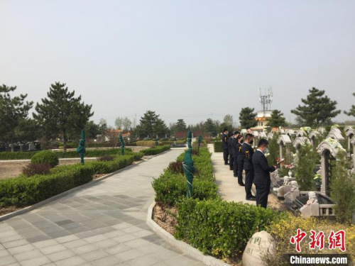 祭掃方式雖異，但敦親睦族、孝悌家風這一浸潤于世代相傳的文化根脈賡續(xù)未變?！「呷鸱?攝