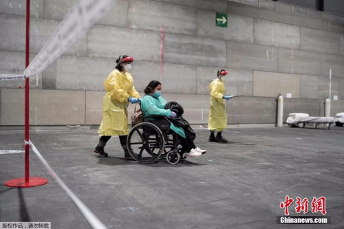 患者進入馬德里會展中心方艙醫(yī)院。