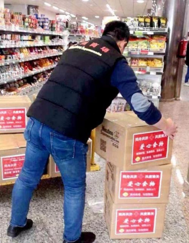 西班牙溫州商場免費為隔離人員送愛心食品。(西班牙《歐華報》圖片)
