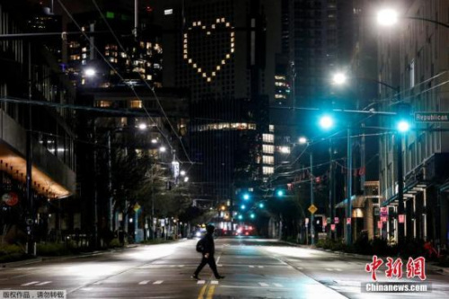 華盛頓“居家令”將從當(dāng)?shù)貢r(shí)間4月1日凌晨起生效，至少持續(xù)到4月24日，期間民眾除進(jìn)行必要活動(dòng)外，均不得出門。圖為西雅圖凱悅酒店把空置的房間燈形成了“心形”。