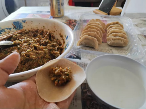 中國留學生在做飯。(作者供圖)