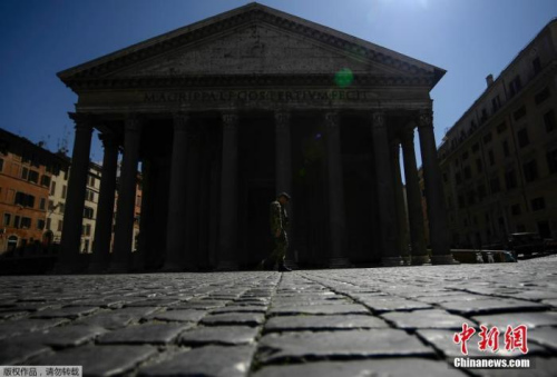 當(dāng)?shù)貢r(shí)間4月1日，一名士兵走過羅馬市中心的萬神殿紀(jì)念碑。