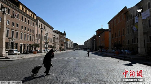 資料圖：意大利把3月起實(shí)施的抗擊新冠疫情的封鎖措施，延長(zhǎng)至4月13日。圖為行人穿過(guò)空曠的羅馬街頭。(<a target='_blank'  >中新網(wǎng)</a>)