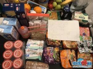 孫雯和室友們收到華僑鄰居送來的食物和日用品。